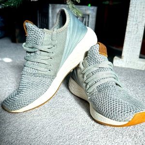 Women’s New Balance Size 6. Gray, cream, gum sole. Excellent Condition!!